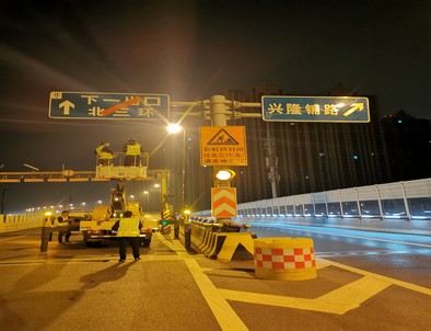 衡阳郑州市北三环彩虹桥交通标志牌安装现场